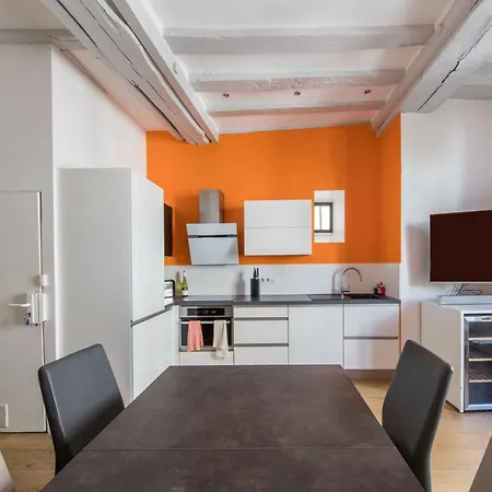 Hyper Centre - Rue St Laud, 2min Ralliement